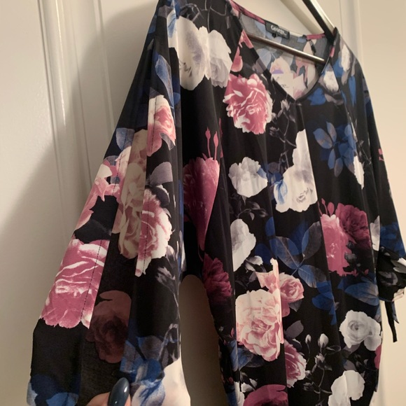 Flowered black blouse with slitted arms - Picture 2 of 4